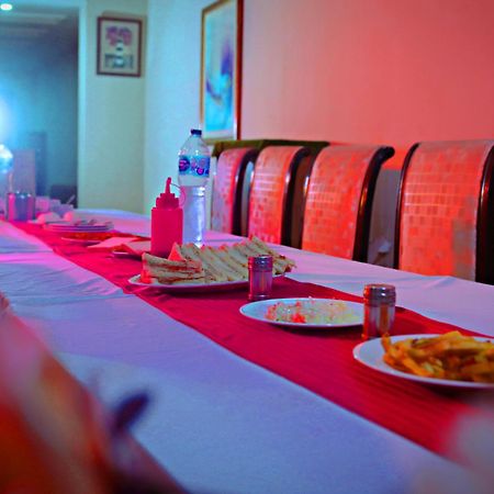 Quick Continental Hotel - Jail Road ลาฮอร์ ภายนอก รูปภาพ
